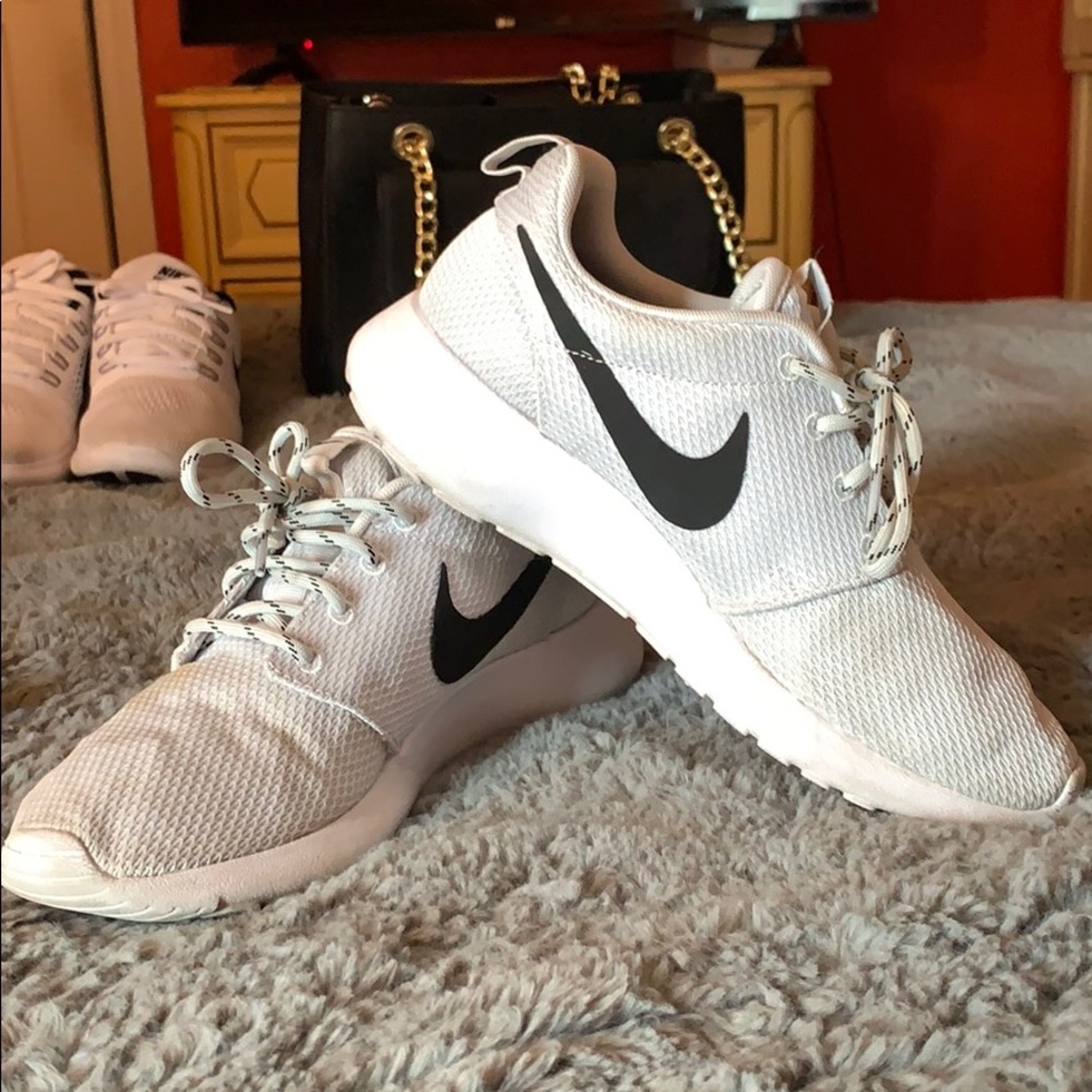 Silver Nike Rose RunSize 7.5